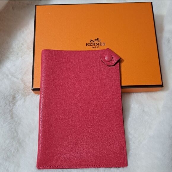 Hermès Goat Skin Passport and / or card Holder New in box GIFTABLE - Picture 1 of 13